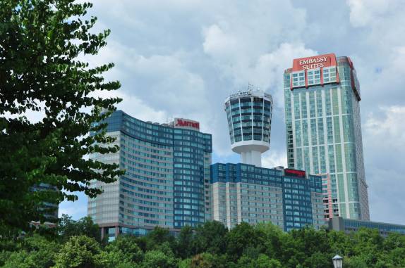 Os enormes hotéis e cassinos em frente à Niagara Falls, na fronteira do Canadá e Estados Unidos